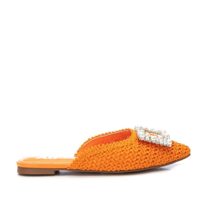 Estas mules são ideais para criar looks elegantes e sofisticados durante a temporada de verão. Com um design único e certificação vegana, são uma opção consciente e estilosa para adicionar ao seu guarda-roupa. São fabricadas de ráfia, um material natural que confere um toque de estilo e rusticidade ao calçado, perfeito para adicionar um toque de elegância aos seus looks de verão.