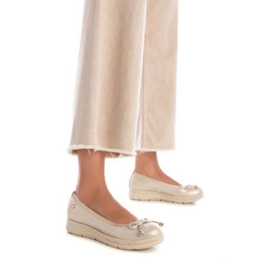 Com um design elegante, acabamento metálico e certificação vegana, esta sabrina é uma opção estilosa e consciente para adicionar ao seu guarda-roupa. A sola de borracha antiderrapante, oferece estabilidade e segurança ao caminhar em diversas superfícies. Pode combinar com uma variedade de roupas e ocasiões, graças ao seu acabamento metálico que adiciona um toque de sofisticação e estilo aos seus looks.