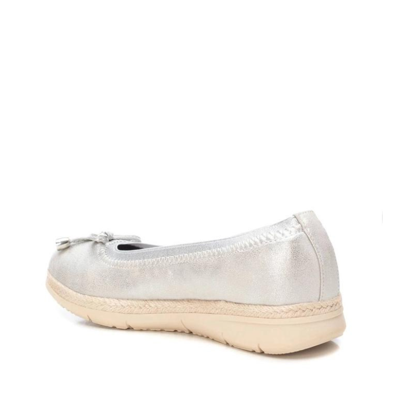 Com um design elegante, acabamento metálico e certificação vegana, esta sabrina é uma opção estilosa e consciente para adicionar ao seu guarda-roupa. A sola de borracha antiderrapante, oferece estabilidade e segurança ao caminhar em diversas superfícies. Pode combinar com uma variedade de roupas e ocasiões, graças ao seu acabamento metálico que adiciona um toque de sofisticação e estilo aos seus looks.