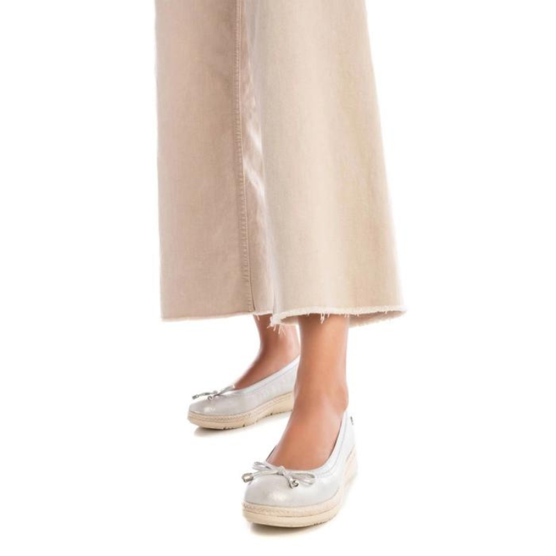 Com um design elegante, acabamento metálico e certificação vegana, esta sabrina é uma opção estilosa e consciente para adicionar ao seu guarda-roupa. A sola de borracha antiderrapante, oferece estabilidade e segurança ao caminhar em diversas superfícies. Pode combinar com uma variedade de roupas e ocasiões, graças ao seu acabamento metálico que adiciona um toque de sofisticação e estilo aos seus looks.