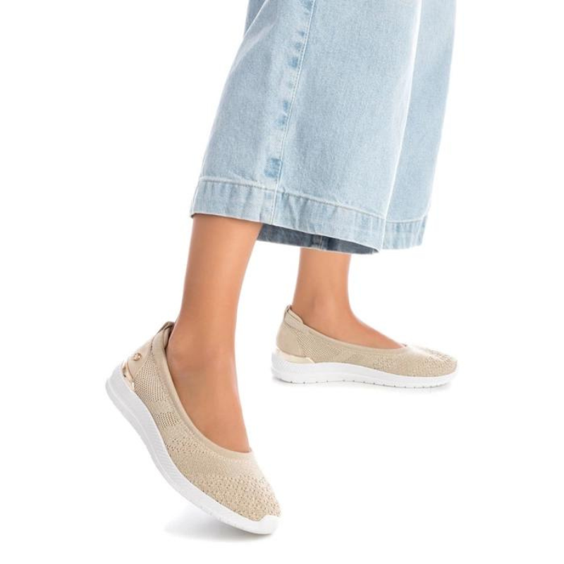 Esta sabrina em tecido, é uma escolha elegante que equilibra conforto e estilo. O tecido confere uma sensação suave e confortável aos seus pés e a sola de borracha antiderrapante garante maior conforto ao caminhar. Ideal para diversas ocasiões, pode ser usada para complementar vários looks, proporcionando um toque de sofisticação com os detalhes dourados.