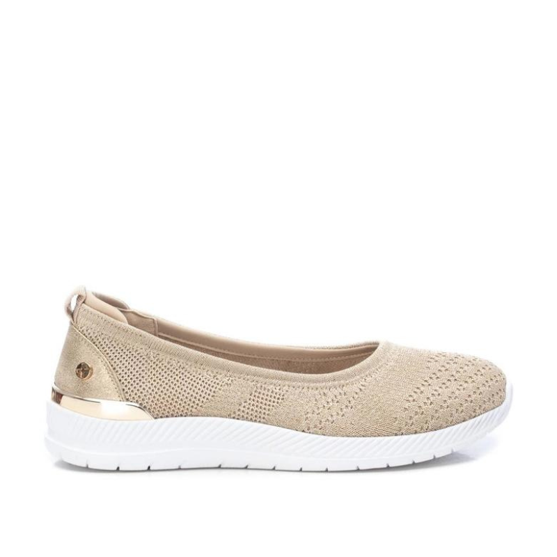 Esta sabrina em tecido, é uma escolha elegante que equilibra conforto e estilo. O tecido confere uma sensação suave e confortável aos seus pés e a sola de borracha antiderrapante garante maior conforto ao caminhar. Ideal para diversas ocasiões, pode ser usada para complementar vários looks, proporcionando um toque de sofisticação com os detalhes dourados.