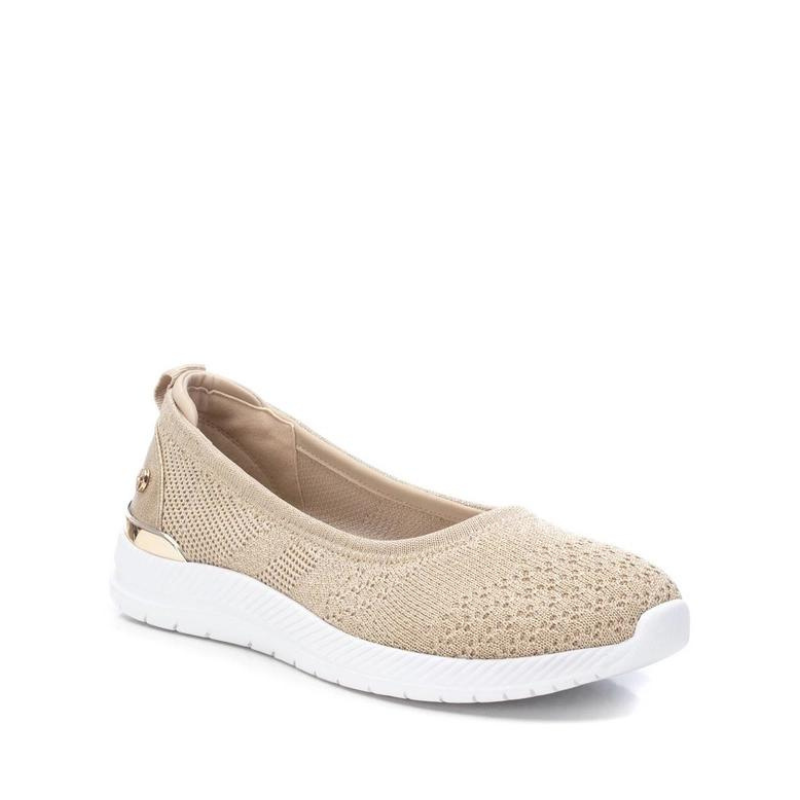 Esta sabrina em tecido, é uma escolha elegante que equilibra conforto e estilo. O tecido confere uma sensação suave e confortável aos seus pés e a sola de borracha antiderrapante garante maior conforto ao caminhar. Ideal para diversas ocasiões, pode ser usada para complementar vários looks, proporcionando um toque de sofisticação com os detalhes dourados.