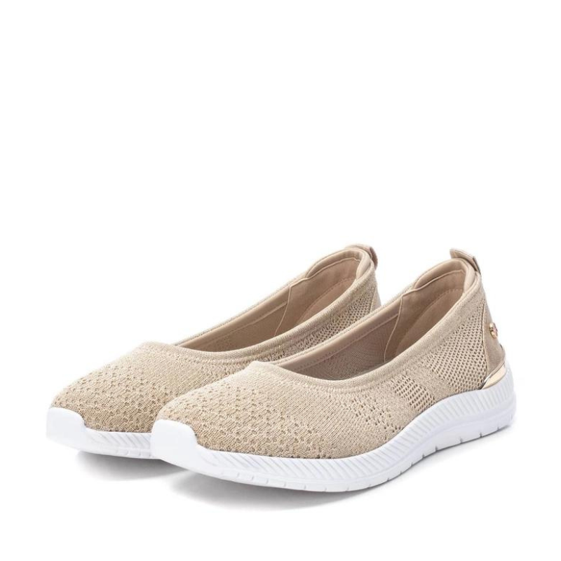 Esta sabrina em tecido, é uma escolha elegante que equilibra conforto e estilo. O tecido confere uma sensação suave e confortável aos seus pés e a sola de borracha antiderrapante garante maior conforto ao caminhar. Ideal para diversas ocasiões, pode ser usada para complementar vários looks, proporcionando um toque de sofisticação com os detalhes dourados.