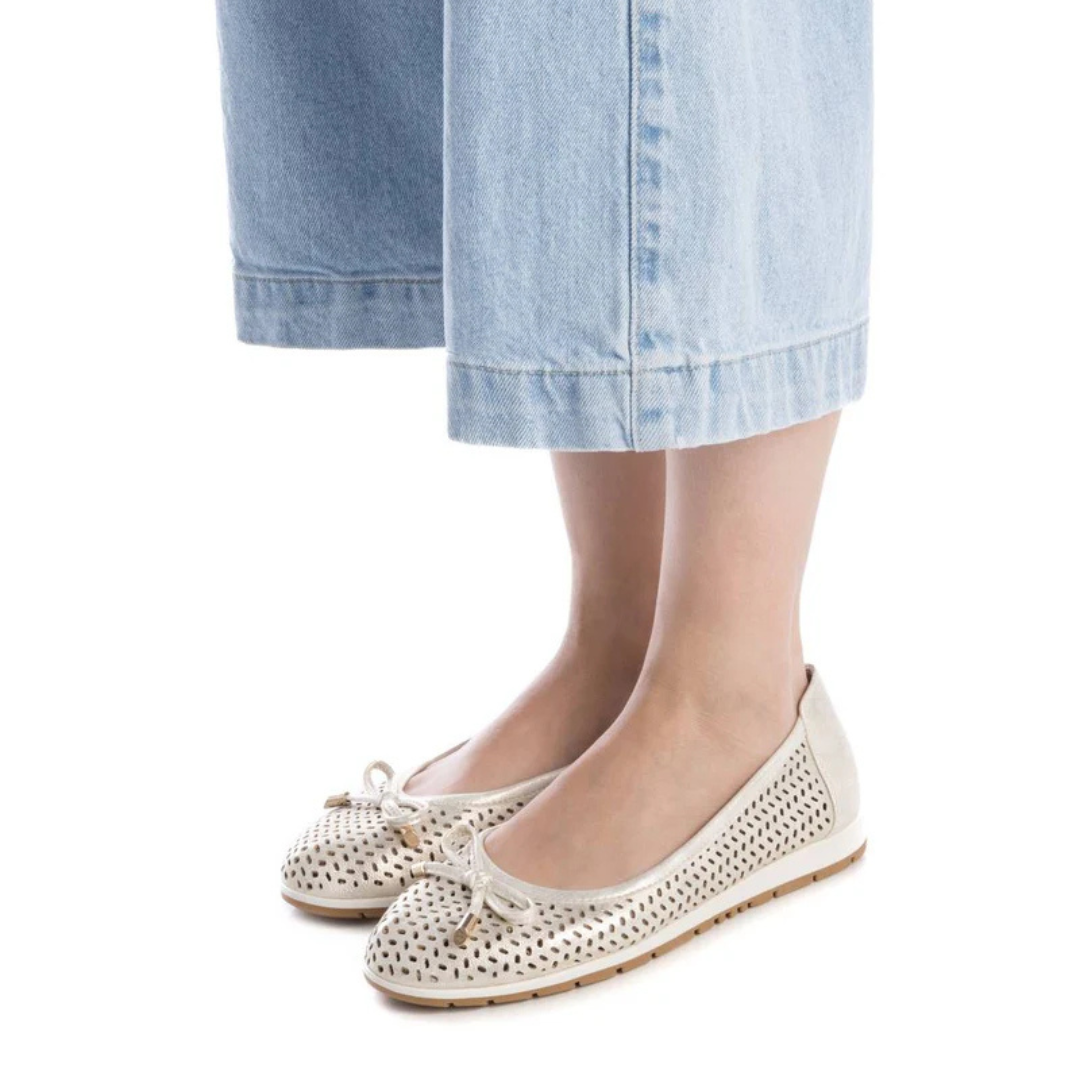 Leveza, conforto e estilo para o dia a dia!
Esta sabrina preta apresenta um design moderno com detalhes vazados que garantem respirabilidade aos pés, ideal para longas horas de uso. O delicado laço na frente adiciona um toque feminino e charmoso, enquanto a sola antiderrapante é confortável e proporciona estabilidade em cada passo.