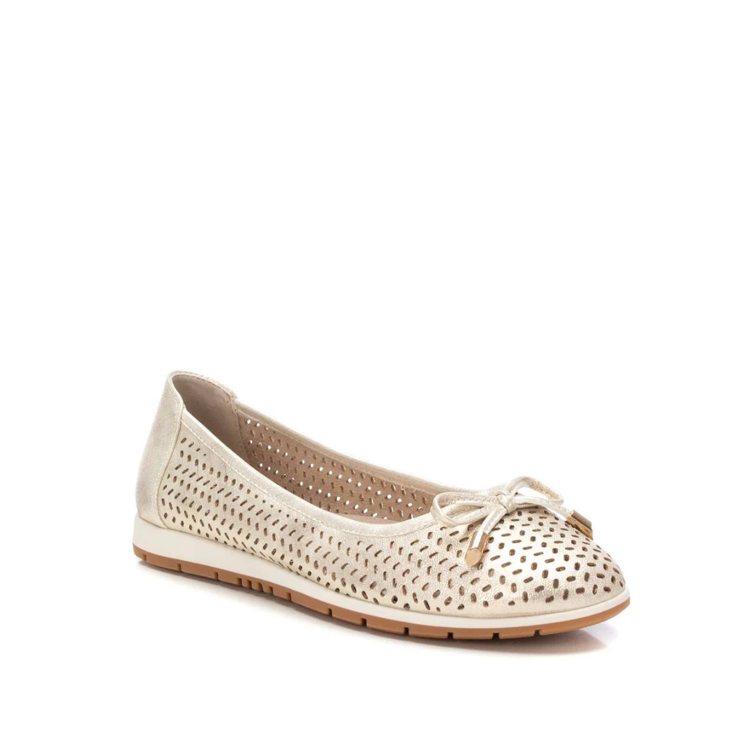 Leveza, conforto e estilo para o dia a dia!
Esta sabrina preta apresenta um design moderno com detalhes vazados que garantem respirabilidade aos pés, ideal para longas horas de uso. O delicado laço na frente adiciona um toque feminino e charmoso, enquanto a sola antiderrapante é confortável e proporciona estabilidade em cada passo.