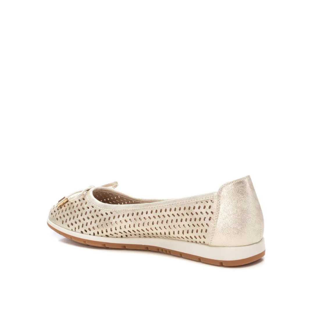 Leveza, conforto e estilo para o dia a dia!
Esta sabrina preta apresenta um design moderno com detalhes vazados que garantem respirabilidade aos pés, ideal para longas horas de uso. O delicado laço na frente adiciona um toque feminino e charmoso, enquanto a sola antiderrapante é confortável e proporciona estabilidade em cada passo.