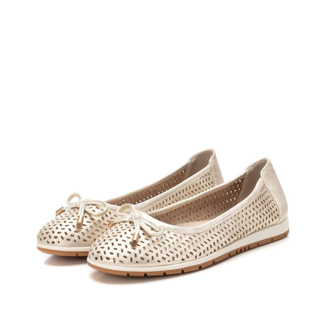 Leveza, conforto e estilo para o dia a dia!
Esta sabrina preta apresenta um design moderno com detalhes vazados que garantem respirabilidade aos pés, ideal para longas horas de uso. O delicado laço na frente adiciona um toque feminino e charmoso, enquanto a sola antiderrapante é confortável e proporciona estabilidade em cada passo.