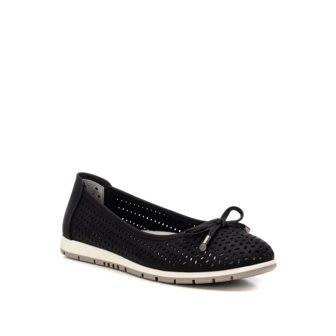 Leveza, conforto e estilo para o dia a dia!
Esta sabrina preta apresenta um design moderno com detalhes vazados que garantem respirabilidade aos pés, ideal para longas horas de uso. O delicado laço na frente adiciona um toque feminino e charmoso, enquanto a sola antiderrapante é confortável e proporciona estabilidade em cada passo.