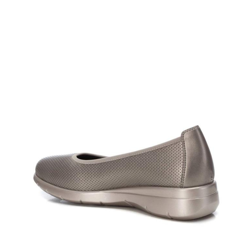 Esta sabrina é perfeita para quem procura conforto e elegância.
Fabricada com material leve e resistente, a sua superfície texturizada adiciona um toque moderno ao design clássico. Este modelo tem sola emborrachada que proporciona segurança e aderência ao caminhar, além de um interior acolchoado que garante conforto prolongado para o uso diário.