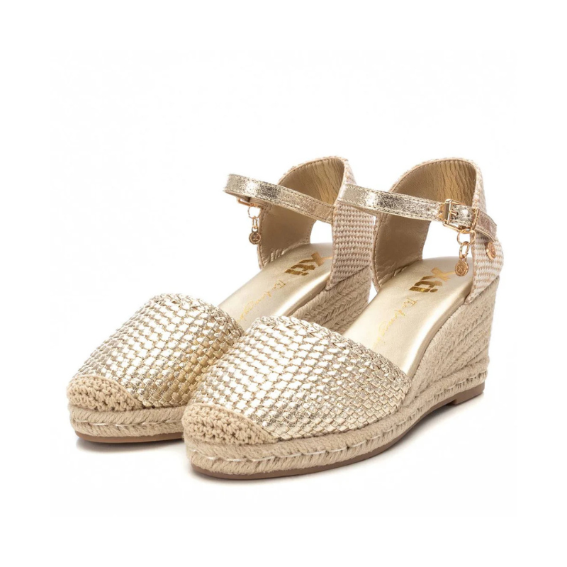 Esta elegante e sofisticada sandália de cunha em dourado é perfeita para adicionar um toque de glamour a qualquer look.
Fabricada em material sintético de alta qualidade com acabamento brilhante, proporciona um estilo único e refinado. A cunha revestida em corda confere um charme rústico e moderno, além de oferecer conforto e estabilidade ao caminhar.
