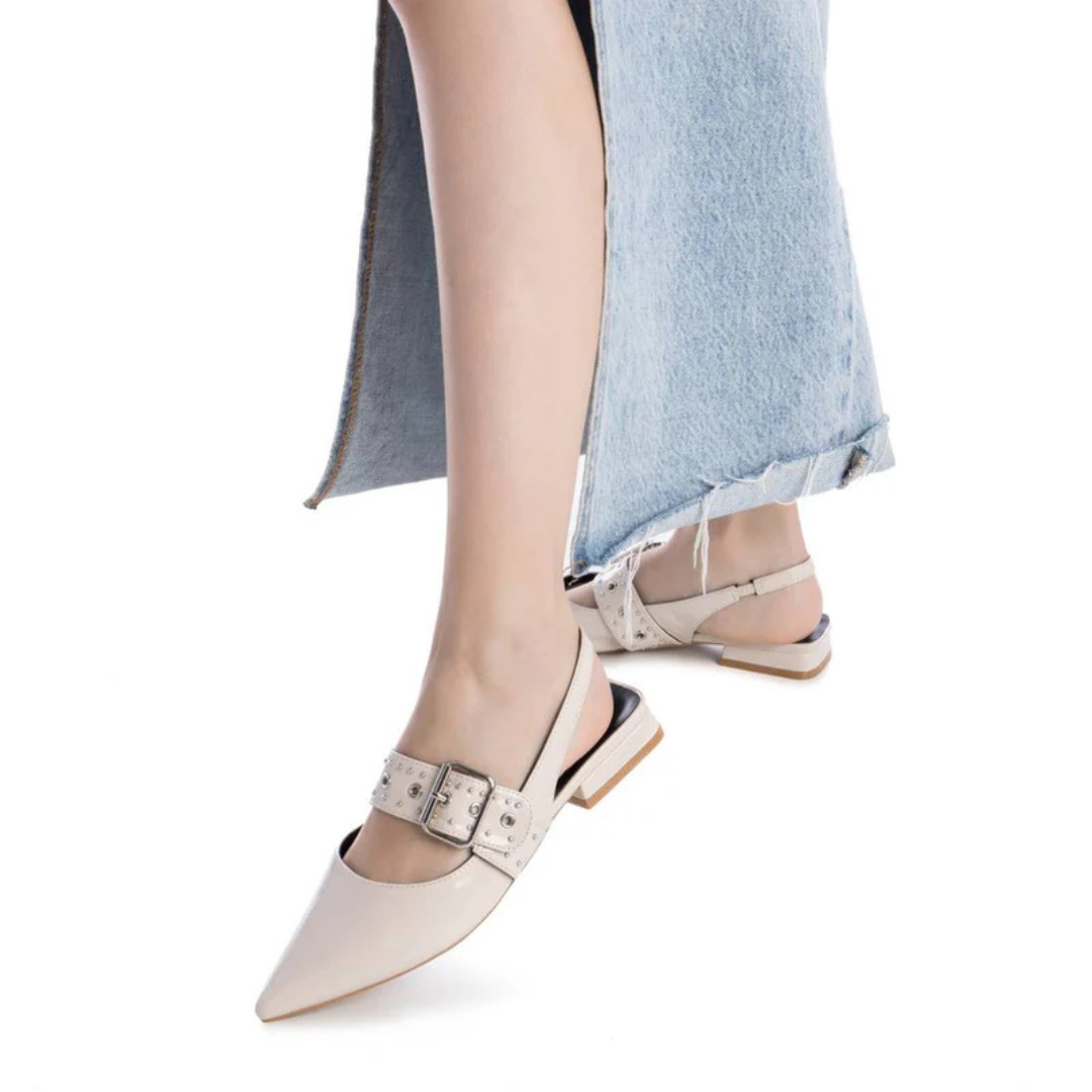 Complete o seu visual com sofisticação e modernidade usando esta sandália de verniz.
Com um design slingback, combina elegância e conforto, perfeita para ocasiões especiais ou para elevar produções casuais. Este modelo apresenta forma fina e uma fivela decorativa com detalhes metálicos, garantindo um toque de glamour. O pequeno salto baixo proporciona estabilidade e estilo ao mesmo tempo.