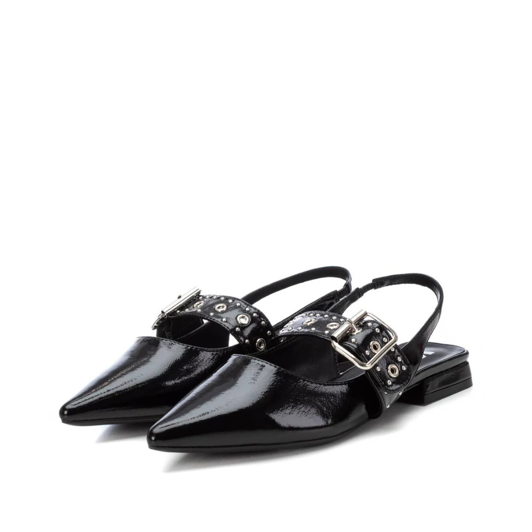 Complete o seu visual com sofisticação e modernidade usando esta sandália de verniz.
Com um design slingback, combina elegância e conforto, perfeita para ocasiões especiais ou para elevar produções casuais. Este modelo apresenta forma fina e uma fivela decorativa com detalhes metálicos, garantindo um toque de glamour. O pequeno salto baixo proporciona estabilidade e estilo ao mesmo tempo.
