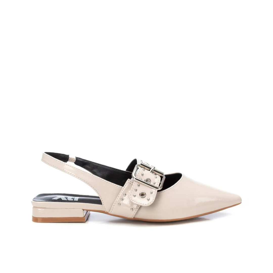 Complete o seu visual com sofisticação e modernidade usando esta sandália de verniz.
Com um design slingback, combina elegância e conforto, perfeita para ocasiões especiais ou para elevar produções casuais. Este modelo apresenta forma fina e uma fivela decorativa com detalhes metálicos, garantindo um toque de glamour. O pequeno salto baixo proporciona estabilidade e estilo ao mesmo tempo.