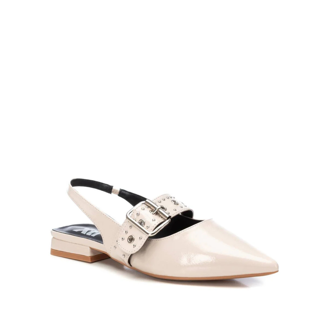 Complete o seu visual com sofisticação e modernidade usando esta sandália de verniz.
Com um design slingback, combina elegância e conforto, perfeita para ocasiões especiais ou para elevar produções casuais. Este modelo apresenta forma fina e uma fivela decorativa com detalhes metálicos, garantindo um toque de glamour. O pequeno salto baixo proporciona estabilidade e estilo ao mesmo tempo.
