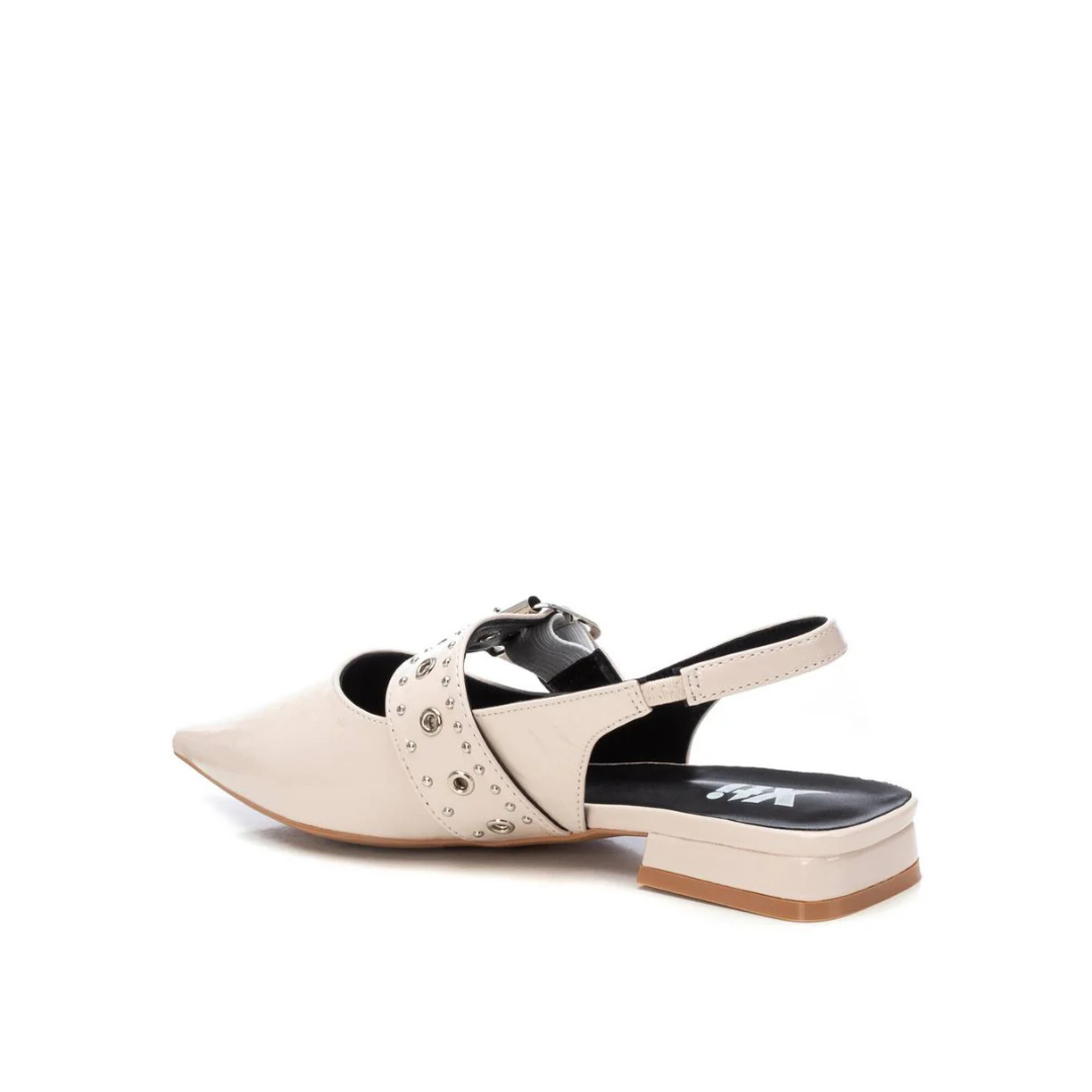 Complete o seu visual com sofisticação e modernidade usando esta sandália de verniz.
Com um design slingback, combina elegância e conforto, perfeita para ocasiões especiais ou para elevar produções casuais. Este modelo apresenta forma fina e uma fivela decorativa com detalhes metálicos, garantindo um toque de glamour. O pequeno salto baixo proporciona estabilidade e estilo ao mesmo tempo.