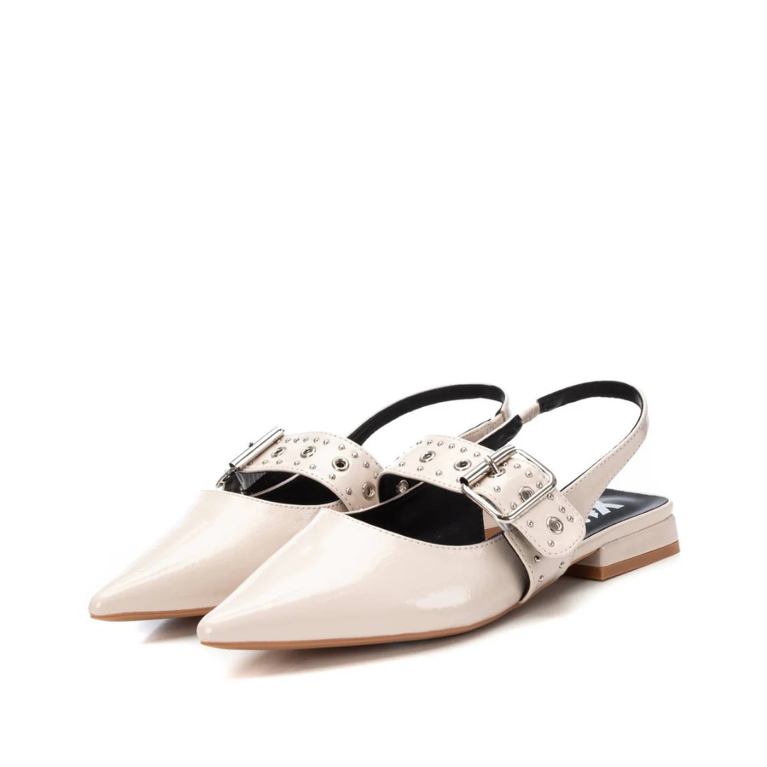 Complete o seu visual com sofisticação e modernidade usando esta sandália de verniz.
Com um design slingback, combina elegância e conforto, perfeita para ocasiões especiais ou para elevar produções casuais. Este modelo apresenta forma fina e uma fivela decorativa com detalhes metálicos, garantindo um toque de glamour. O pequeno salto baixo proporciona estabilidade e estilo ao mesmo tempo.