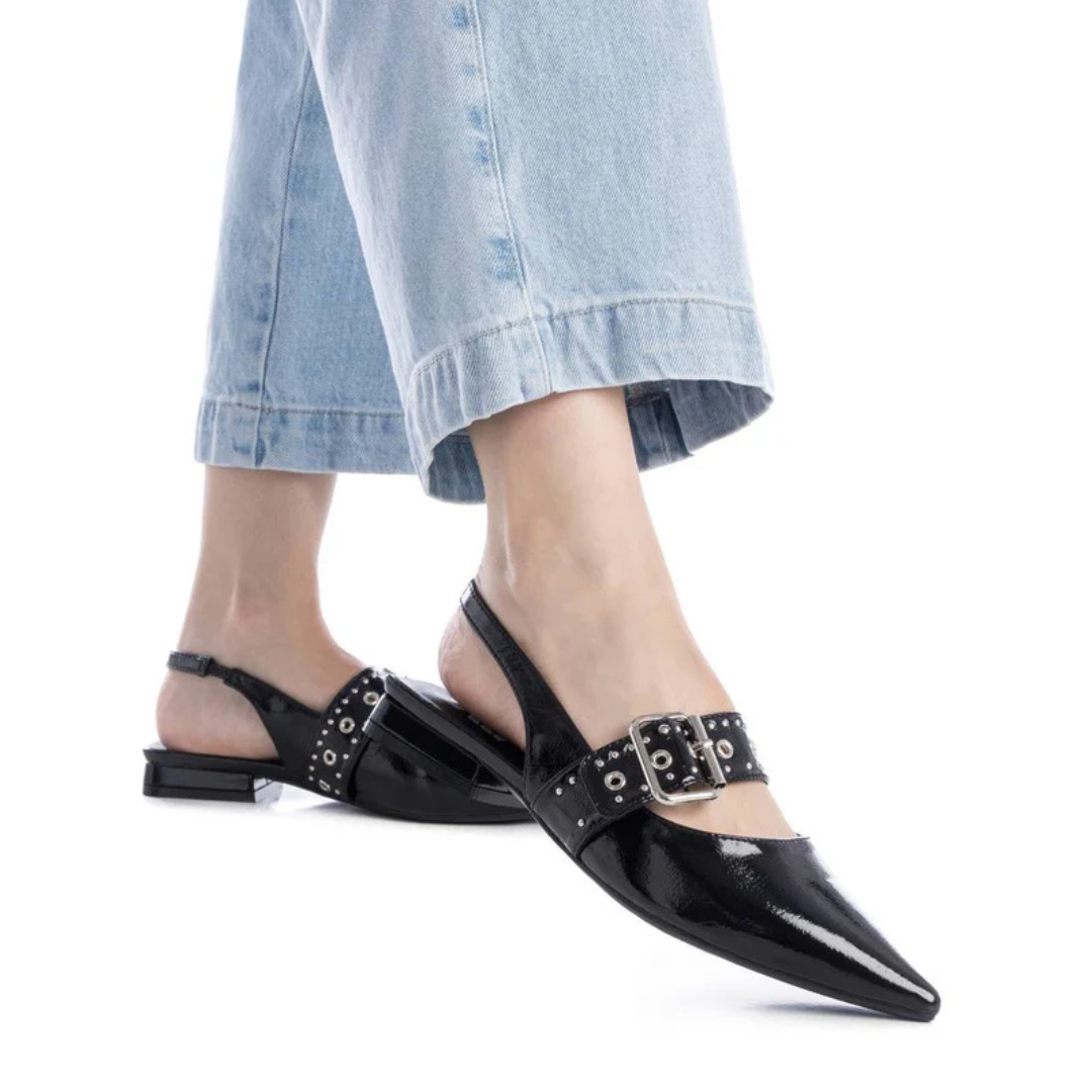 Complete o seu visual com sofisticação e modernidade usando esta sandália de verniz.
Com um design slingback, combina elegância e conforto, perfeita para ocasiões especiais ou para elevar produções casuais. Este modelo apresenta forma fina e uma fivela decorativa com detalhes metálicos, garantindo um toque de glamour. O pequeno salto baixo proporciona estabilidade e estilo ao mesmo tempo.
