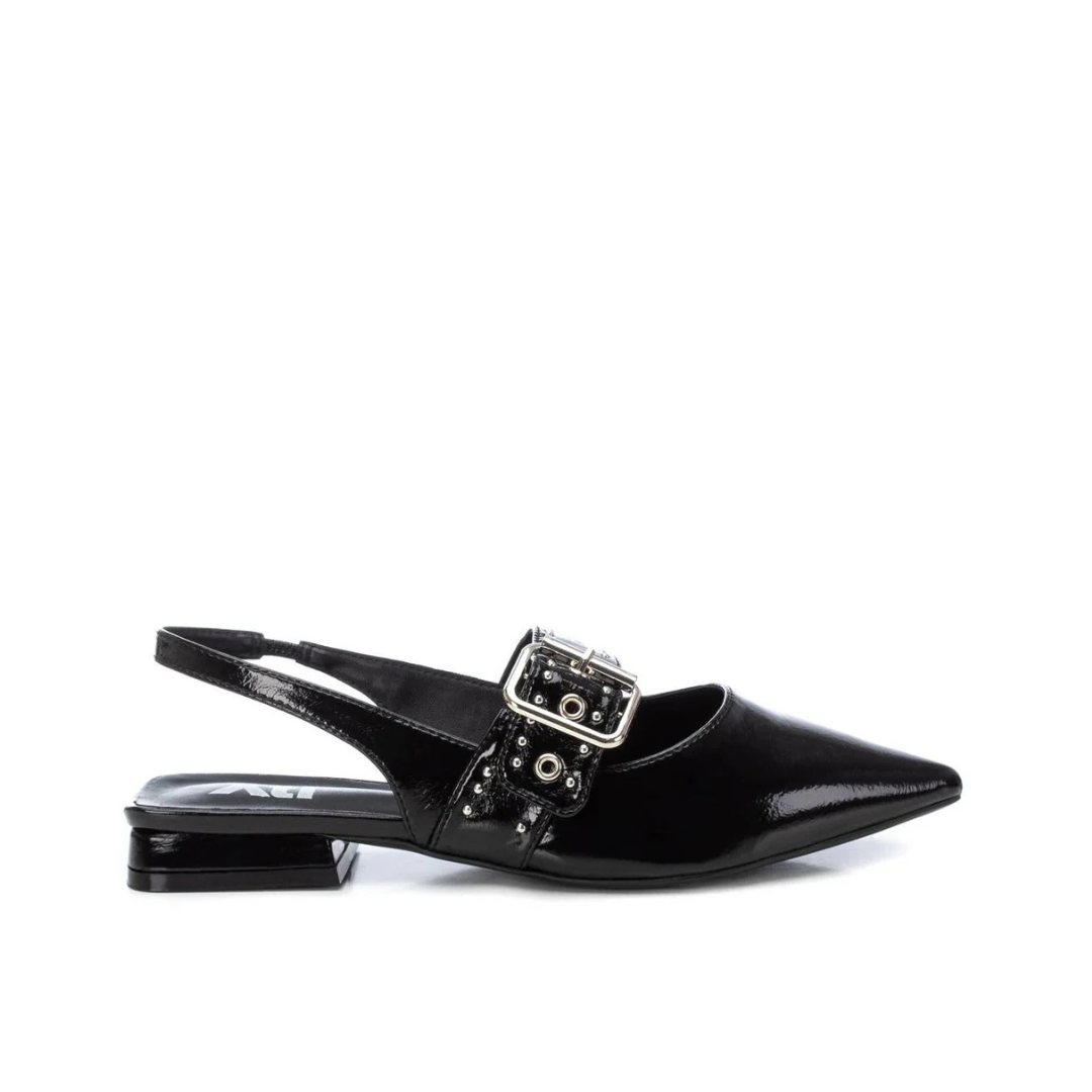 Complete o seu visual com sofisticação e modernidade usando esta sandália de verniz.
Com um design slingback, combina elegância e conforto, perfeita para ocasiões especiais ou para elevar produções casuais. Este modelo apresenta forma fina e uma fivela decorativa com detalhes metálicos, garantindo um toque de glamour. O pequeno salto baixo proporciona estabilidade e estilo ao mesmo tempo.
