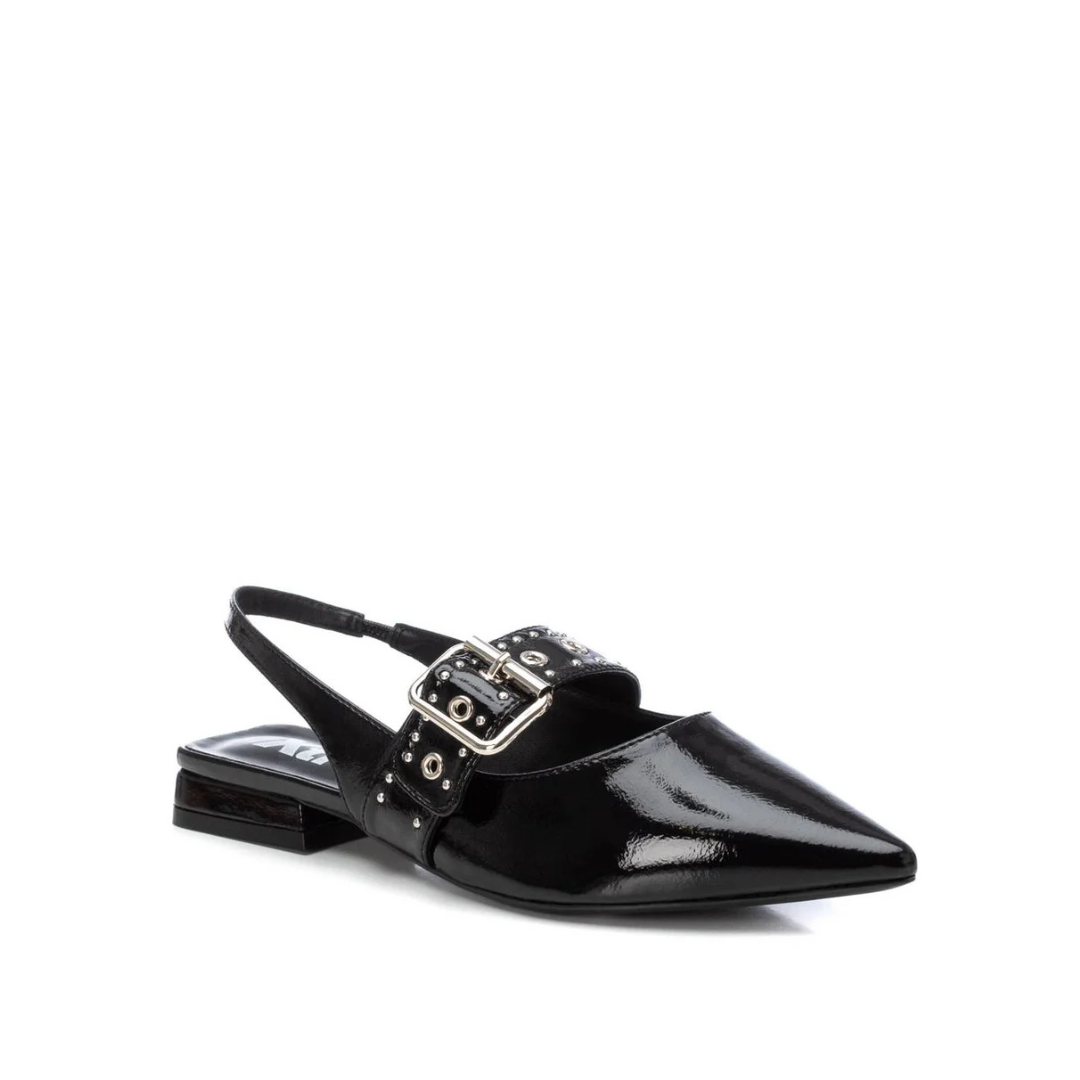 Complete o seu visual com sofisticação e modernidade usando esta sandália de verniz.
Com um design slingback, combina elegância e conforto, perfeita para ocasiões especiais ou para elevar produções casuais. Este modelo apresenta forma fina e uma fivela decorativa com detalhes metálicos, garantindo um toque de glamour. O pequeno salto baixo proporciona estabilidade e estilo ao mesmo tempo.