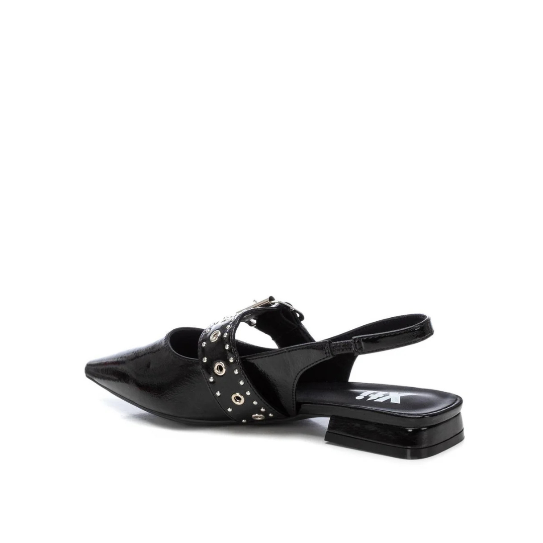 Complete o seu visual com sofisticação e modernidade usando esta sandália de verniz.
Com um design slingback, combina elegância e conforto, perfeita para ocasiões especiais ou para elevar produções casuais. Este modelo apresenta forma fina e uma fivela decorativa com detalhes metálicos, garantindo um toque de glamour. O pequeno salto baixo proporciona estabilidade e estilo ao mesmo tempo.