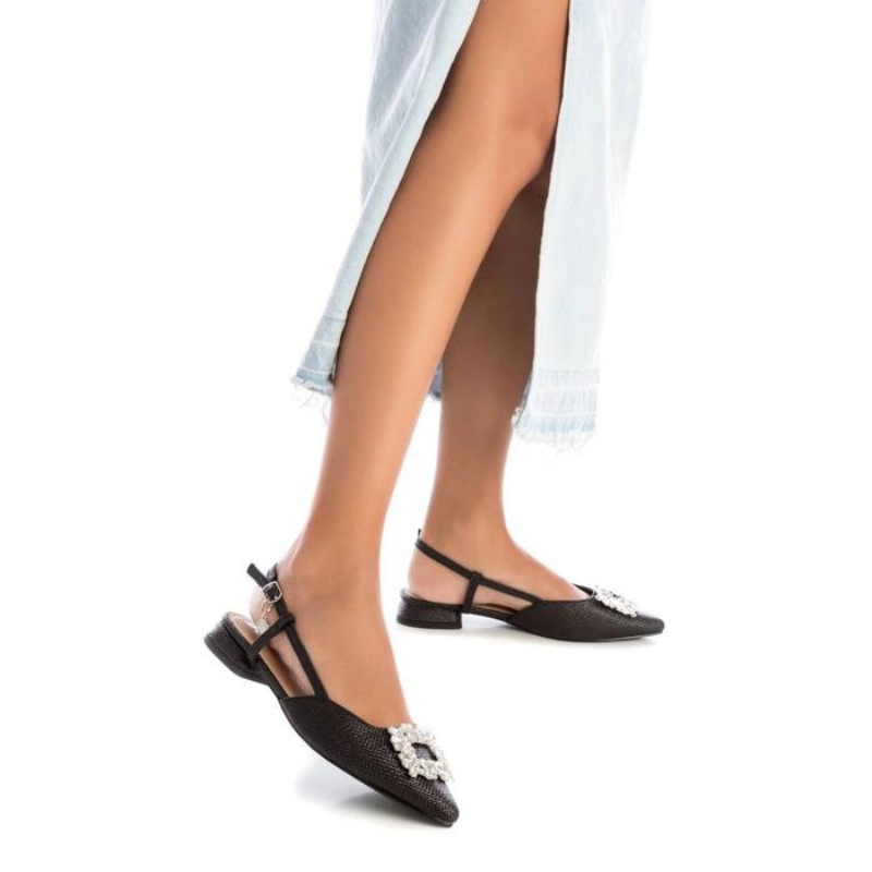 Esta sandália é a combinação perfeita de estilo natural e sofisticação. Fabricada em ráfia, este modelo adiciona um toque de elegância rústica ao seu visual, enquanto os detalhes em strass proporcionam um brilho sutil e glamouroso. Com uma tira ajustável com fivela de metal, esta sandália oferece praticidade e conforto, garantindo um ajuste perfeito a cada passo.