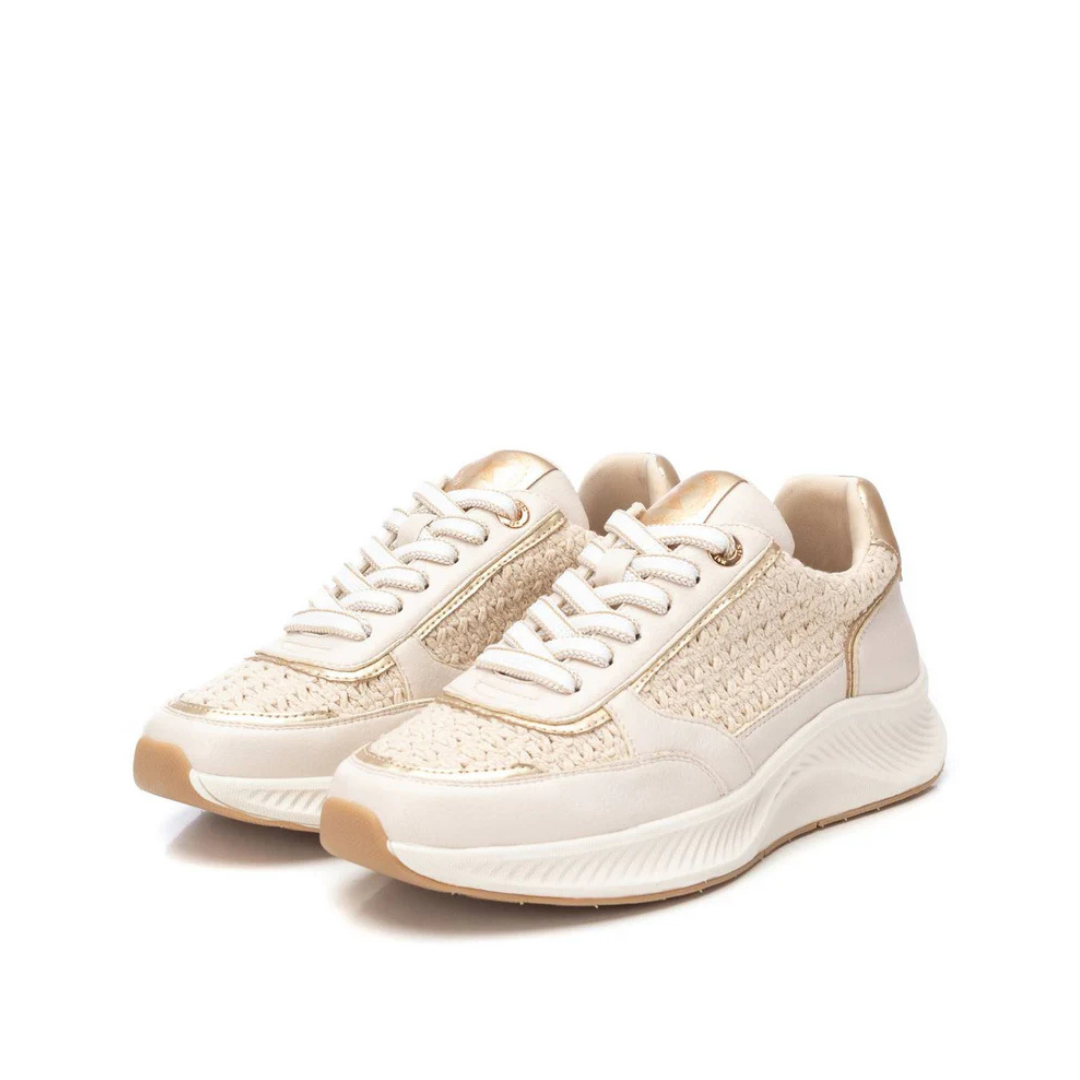 Aposte no conforto e estilo com esta sapatilha casual, perfeita para completar looks modernos e sofisticados.
Este modelo apresenta uma charmosa textura entrelaçada tipo crochê em tom bege, complementada por detalhes metálicos dourados que adicionam elegância ao design. Com sola alta e macia, oferece amortecimento e conforto para o uso diário.