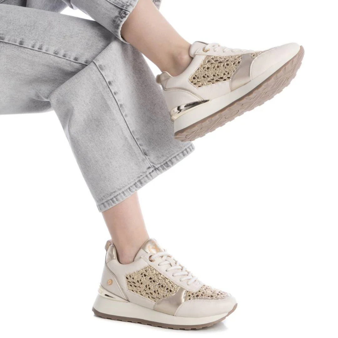 Adicione um toque de brilho ao seu dia com esta sapatilha casual, perfeita para combinar conforto e estilo.
Confeccionado em material sintético de alta qualidade, com detalhes dourados e textura em ráfia, proporcionando um visual moderno e sofisticado. A palmilha macia e a sola emborrachada antiderrapante garantem conforto e segurança em cada passo.