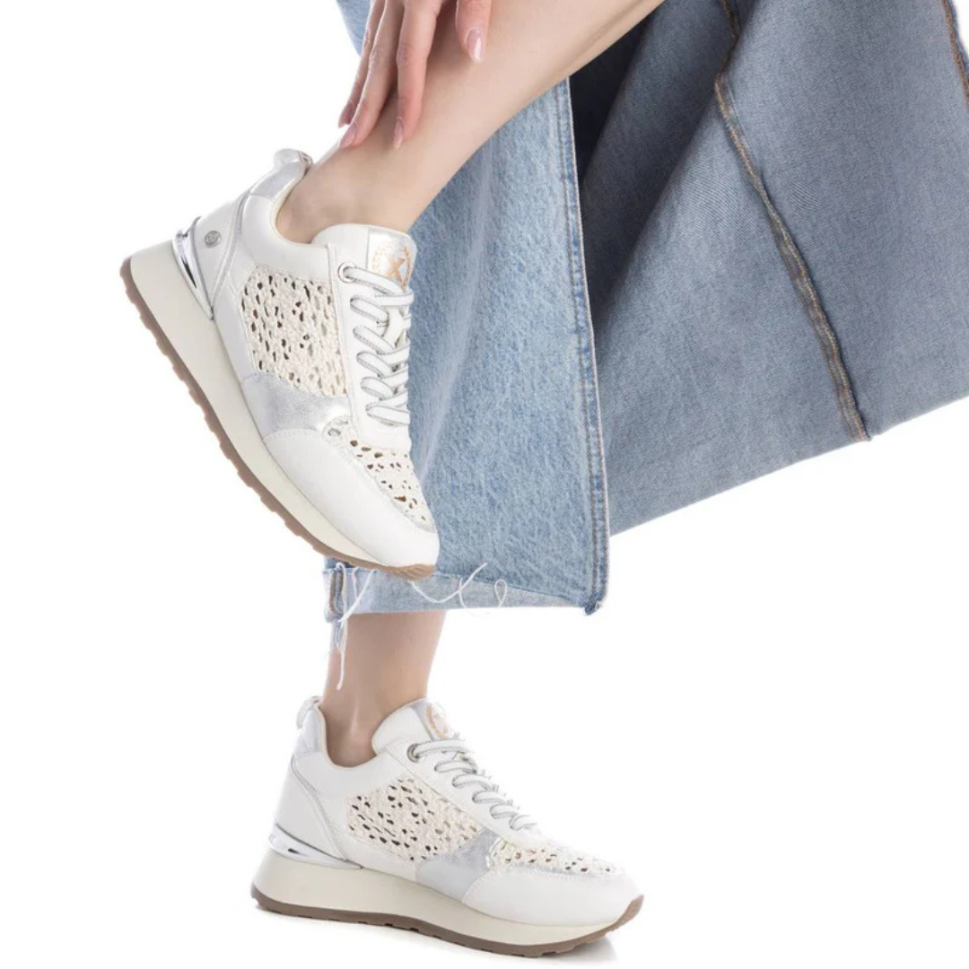 Adicione um toque de brilho ao seu dia com esta sapatilha casual, perfeita para combinar conforto e estilo.
Confeccionado em material sintético de alta qualidade, com detalhes dourados e textura em ráfia, proporcionando um visual moderno e sofisticado. A palmilha macia e a sola emborrachada antiderrapante garantem conforto e segurança em cada passo.