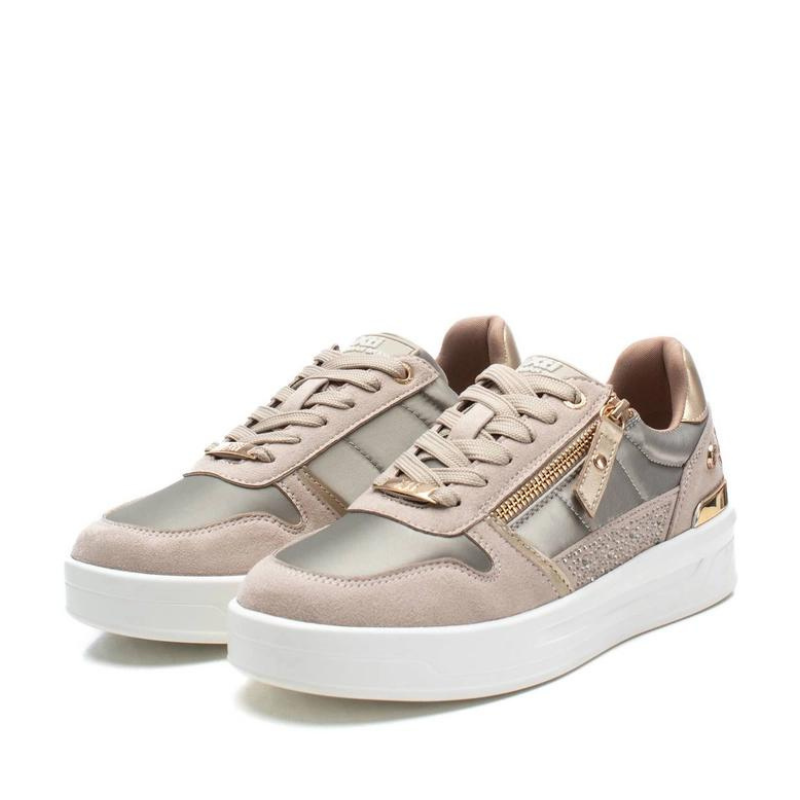 Adicione um toque de elegância ao seu look casual com estes ténis em tons neutros e detalhes dourados.
Este modelo oferece conforto e estilo para o dia a dia. A combinação de tecidos, com aplicações de brilho e detalhes dourados, dá um visual moderno e sofisticado.