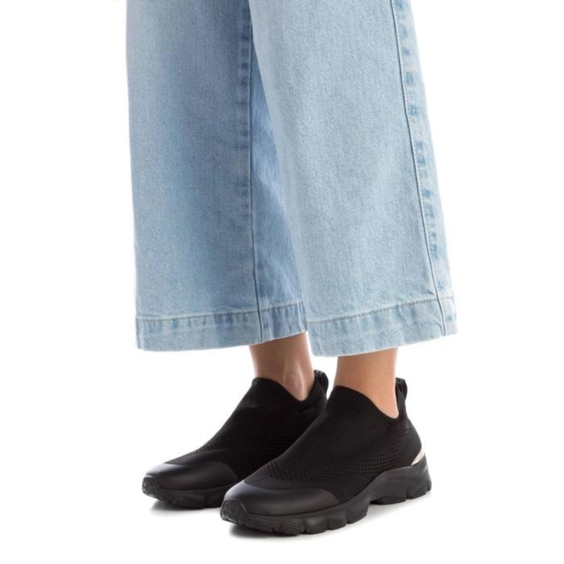 Esta sapatilha slip-on é uma escolha prática e elegante para quem procura um modelo fácil de calçar, perfeita para um estilo de vida ativo e casual. Com sola de borracha antiderrapante, é flexível, proporcionando conforto ao caminhar. Pode ser facilmente combinada com calças de ganga, calções, saias ou vestidos casuais.