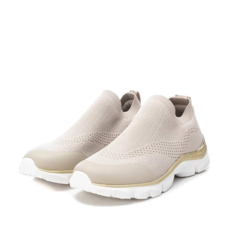 Esta sapatilha slip-on é uma escolha prática e elegante para quem procura um modelo fácil de calçar, perfeita para um estilo de vida ativo e casual. Com sola de borracha antiderrapante, é flexível, proporcionando conforto ao caminhar. Pode ser facilmente combinada com calças de ganga, calções, saias ou vestidos casuais.