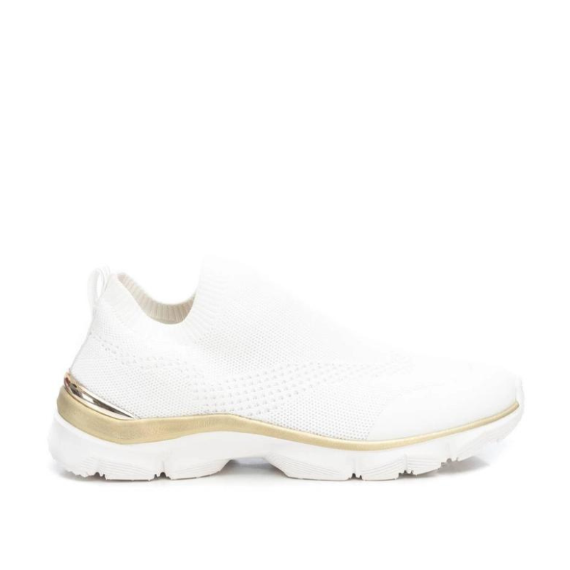 Esta sapatilha slip-on é uma escolha prática e elegante para quem procura um modelo fácil de calçar, perfeita para um estilo de vida ativo e casual. Com sola de borracha antiderrapante, é flexível, proporcionando conforto ao caminhar. Pode ser facilmente combinada com calças de ganga, calções, saias ou vestidos casuais.