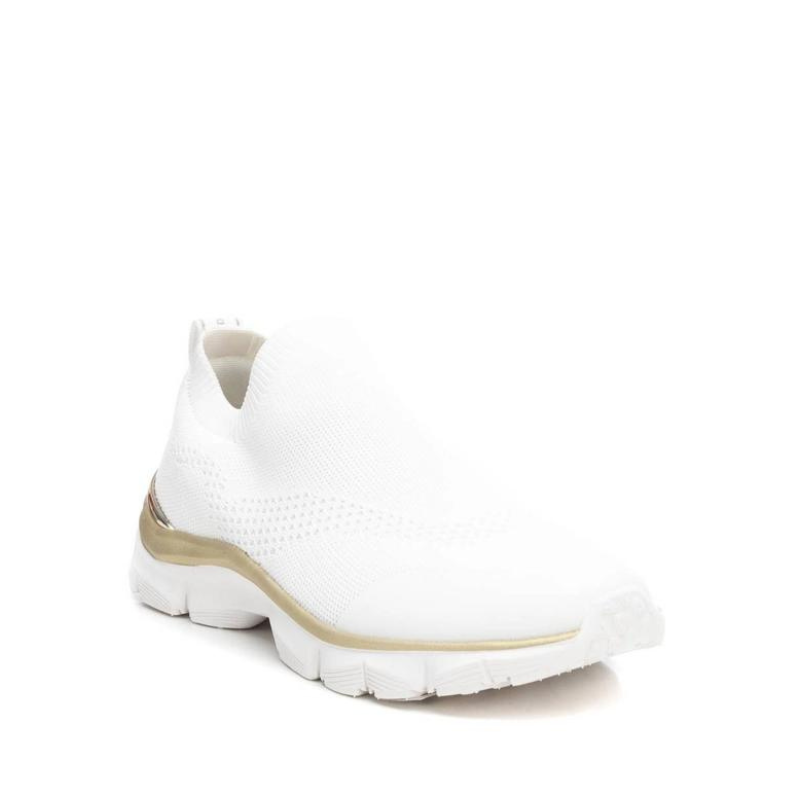 Esta sapatilha slip-on é uma escolha prática e elegante para quem procura um modelo fácil de calçar, perfeita para um estilo de vida ativo e casual. Com sola de borracha antiderrapante, é flexível, proporcionando conforto ao caminhar. Pode ser facilmente combinada com calças de ganga, calções, saias ou vestidos casuais.
