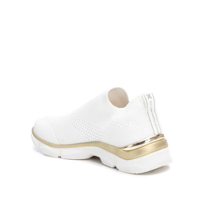 Esta sapatilha slip-on é uma escolha prática e elegante para quem procura um modelo fácil de calçar, perfeita para um estilo de vida ativo e casual. Com sola de borracha antiderrapante, é flexível, proporcionando conforto ao caminhar. Pode ser facilmente combinada com calças de ganga, calções, saias ou vestidos casuais.