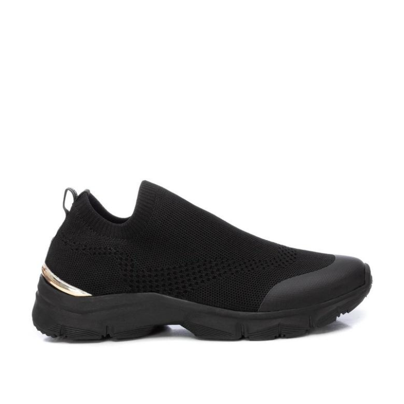 Esta sapatilha slip-on é uma escolha prática e elegante para quem procura um modelo fácil de calçar, perfeita para um estilo de vida ativo e casual. Com sola de borracha antiderrapante, é flexível, proporcionando conforto ao caminhar. Pode ser facilmente combinada com calças de ganga, calções, saias ou vestidos casuais.