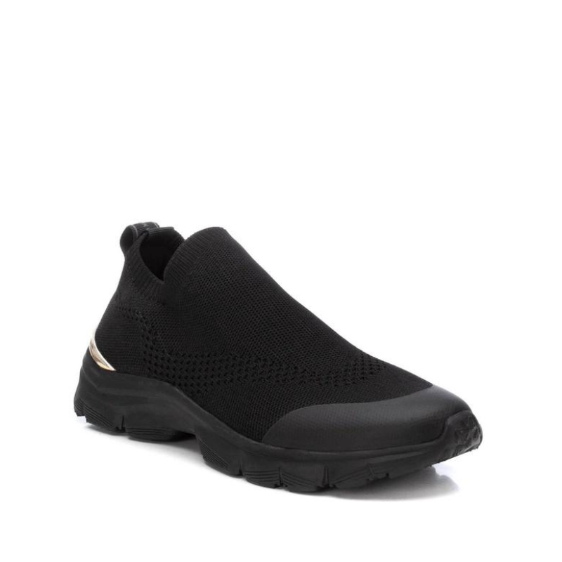 Esta sapatilha slip-on é uma escolha prática e elegante para quem procura um modelo fácil de calçar, perfeita para um estilo de vida ativo e casual. Com sola de borracha antiderrapante, é flexível, proporcionando conforto ao caminhar. Pode ser facilmente combinada com calças de ganga, calções, saias ou vestidos casuais.