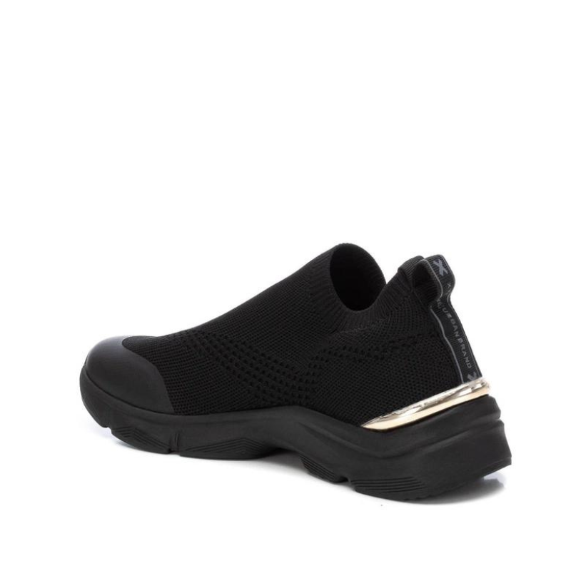 Esta sapatilha slip-on é uma escolha prática e elegante para quem procura um modelo fácil de calçar, perfeita para um estilo de vida ativo e casual. Com sola de borracha antiderrapante, é flexível, proporcionando conforto ao caminhar. Pode ser facilmente combinada com calças de ganga, calções, saias ou vestidos casuais.