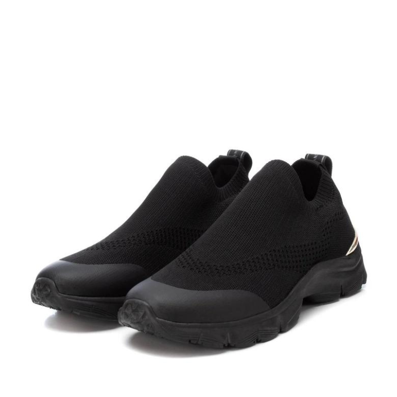 Esta sapatilha slip-on é uma escolha prática e elegante para quem procura um modelo fácil de calçar, perfeita para um estilo de vida ativo e casual. Com sola de borracha antiderrapante, é flexível, proporcionando conforto ao caminhar. Pode ser facilmente combinada com calças de ganga, calções, saias ou vestidos casuais.