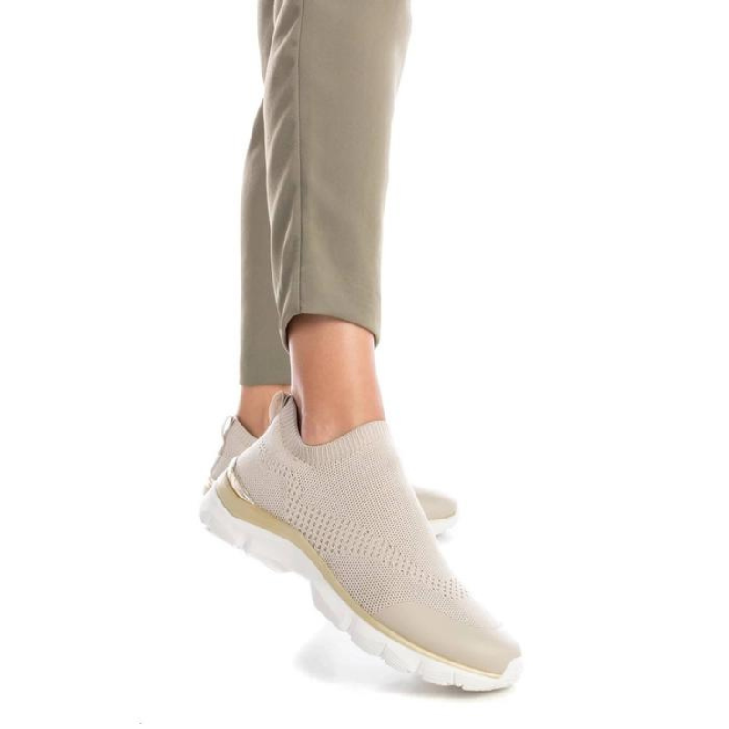 Esta sapatilha slip-on é uma escolha prática e elegante para quem procura um modelo fácil de calçar, perfeita para um estilo de vida ativo e casual. Com sola de borracha antiderrapante, é flexível, proporcionando conforto ao caminhar. Pode ser facilmente combinada com calças de ganga, calções, saias ou vestidos casuais.