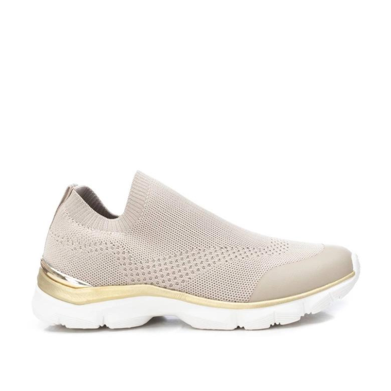 Esta sapatilha slip-on é uma escolha prática e elegante para quem procura um modelo fácil de calçar, perfeita para um estilo de vida ativo e casual. Com sola de borracha antiderrapante, é flexível, proporcionando conforto ao caminhar. Pode ser facilmente combinada com calças de ganga, calções, saias ou vestidos casuais.