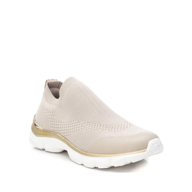 Esta sapatilha slip-on é uma escolha prática e elegante para quem procura um modelo fácil de calçar, perfeita para um estilo de vida ativo e casual. Com sola de borracha antiderrapante, é flexível, proporcionando conforto ao caminhar. Pode ser facilmente combinada com calças de ganga, calções, saias ou vestidos casuais.