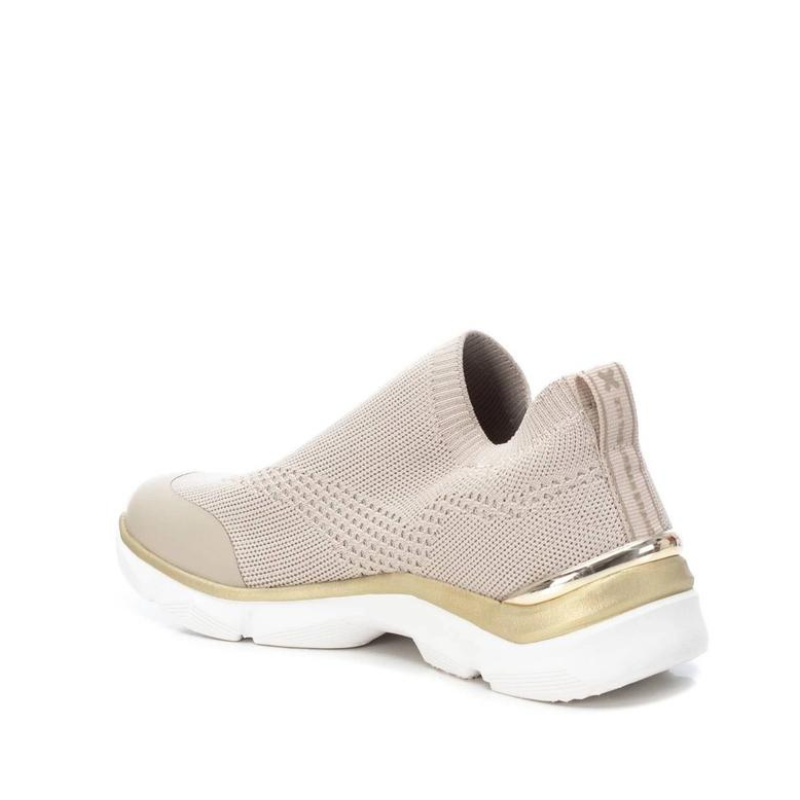 Esta sapatilha slip-on é uma escolha prática e elegante para quem procura um modelo fácil de calçar, perfeita para um estilo de vida ativo e casual. Com sola de borracha antiderrapante, é flexível, proporcionando conforto ao caminhar. Pode ser facilmente combinada com calças de ganga, calções, saias ou vestidos casuais.
