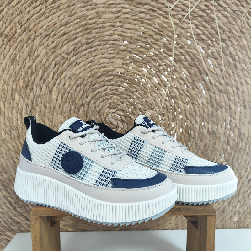 Esta sapatilha com sola plana e atacadores é uma opção confortável e casual que oferece estilo e praticidade. A sola de borracha e plana proporciona conforto e estabilidade ao caminhar, já os atacadores permitem um ajuste personalizado ao seu pé. Pode ser combinada com calças de ganga, calças de tecido, saias ou vestidos casuais, é uma escolha prática e versátil para quem procura conforto e um toque desportivo no calçado do dia a dia.