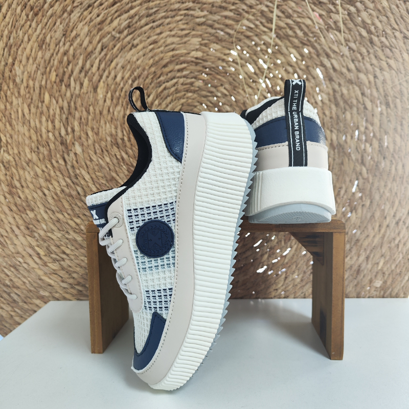 Esta sapatilha com sola plana e atacadores é uma opção confortável e casual que oferece estilo e praticidade. A sola de borracha e plana proporciona conforto e estabilidade ao caminhar, já os atacadores permitem um ajuste personalizado ao seu pé. Pode ser combinada com calças de ganga, calças de tecido, saias ou vestidos casuais, é uma escolha prática e versátil para quem procura conforto e um toque desportivo no calçado do dia a dia.