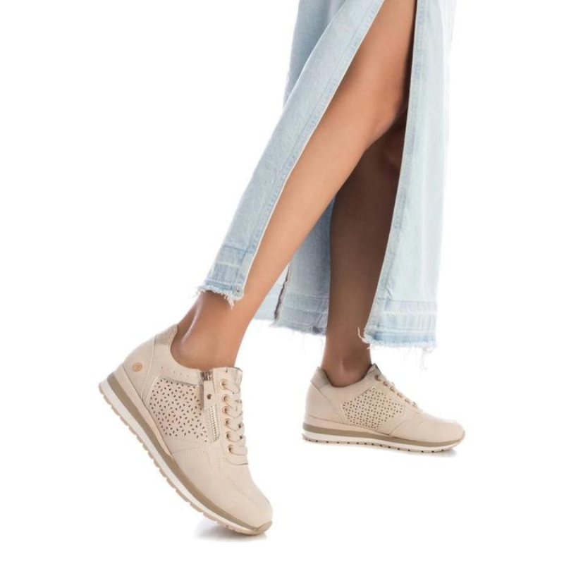 Elegante e versátil, esta sapatilha proporciona um equilíbrio entre estilo e conforto. O fecho lateral adiciona um toque de praticidade e estilo. A sola de borracha antiderrapante é projetada para absorver o impacto, proporcionando conforto ao caminhar. Ideal para looks casuais ou eventos mais descontraídos.