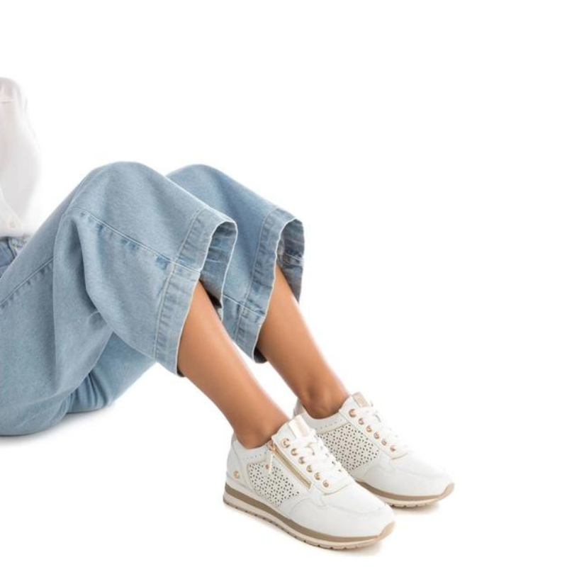 Elegante e versátil, esta sapatilha proporciona um equilíbrio entre estilo e conforto. O fecho lateral adiciona um toque de praticidade e estilo. A sola de borracha antiderrapante é projetada para absorver o impacto, proporcionando conforto ao caminhar. Ideal para looks casuais ou eventos mais descontraídos.