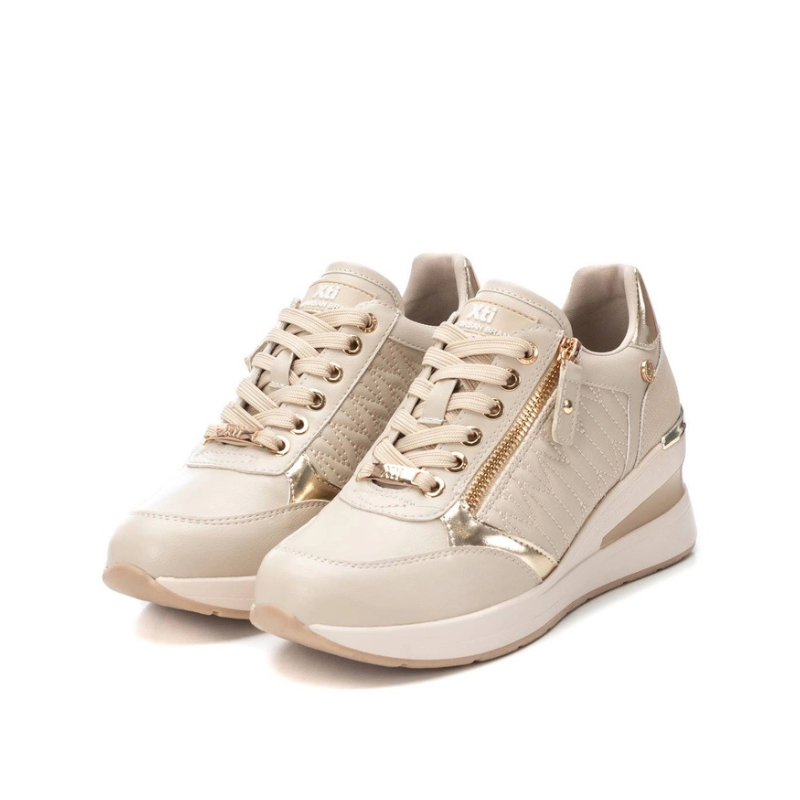 Confortáveis e cheias de charme, estas sapatilhas são perfeitas para o dia a dia e combinam praticidade com um toque sofisticado.
Em tons de bege com detalhes dourados, apresentam acabamento acolchoado e um fecho lateral que facilita o calçar.