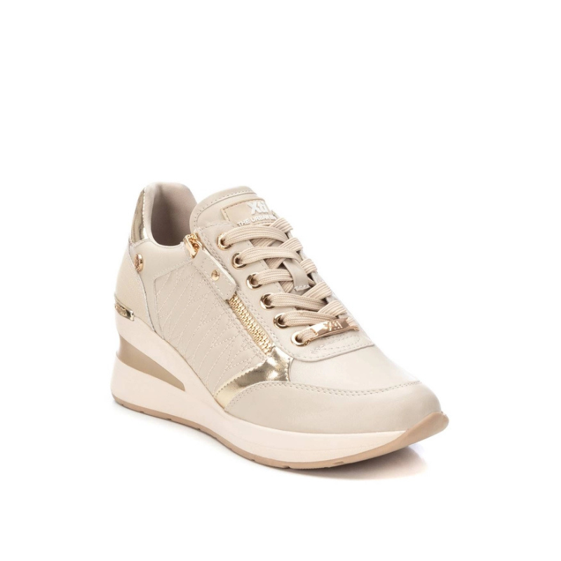 Confortáveis e cheias de charme, estas sapatilhas são perfeitas para o dia a dia e combinam praticidade com um toque sofisticado.
Em tons de bege com detalhes dourados, apresentam acabamento acolchoado e um fecho lateral que facilita o calçar.