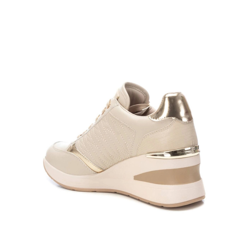 Confortáveis e cheias de charme, estas sapatilhas são perfeitas para o dia a dia e combinam praticidade com um toque sofisticado.
Em tons de bege com detalhes dourados, apresentam acabamento acolchoado e um fecho lateral que facilita o calçar.